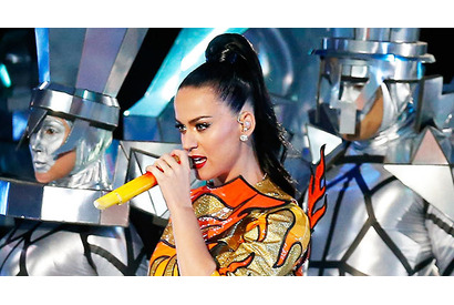 ケイティ・ペリー、スーパーボウルで圧巻のショーを披露！ 画像