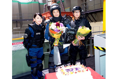 向井理＆綾野剛、Wバースデーをサプライズで祝福！「密かに期待していた…」 画像