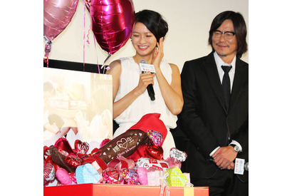 榮倉奈々＆豊川悦司“足チョコ”に苦笑…「シュールですね」 画像