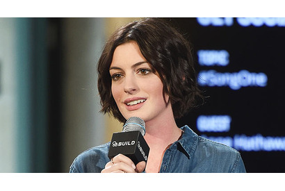 アン・ハサウェイ、最新作では孫を育てる役!? 画像