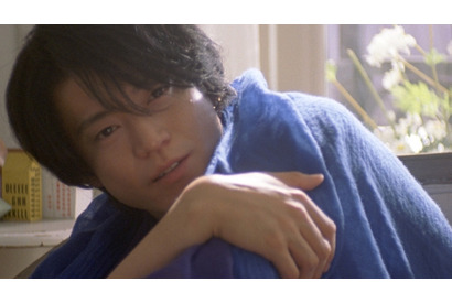 小栗旬、幸せを運ぶ“青い鳥”になって「好きですちゅんちゅん」 画像