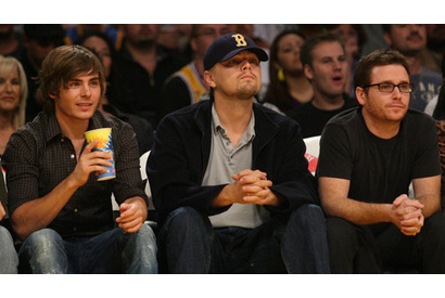 ディカプリオ＆ザック・エフロン 新旧アイドルが並んでレイカーズ戦を観戦 画像