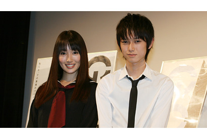 本郷奏多「死体の載った本を読み込んだ」　ダークな制服姿に向け黄色い声援飛び交う 画像