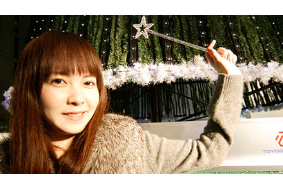 “天使の歌声”湯川潮音が妖精とタッグ　『ティンカー・ベル』クリスマスツリー出現 画像