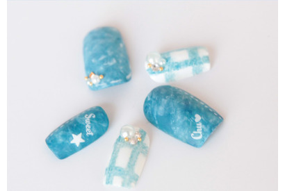 指先から春色にアップデート！ 今年はマットな質感のデニムネイルに決まり 画像