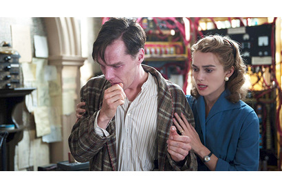 キーラ・ナイトレイ＆フェリシティ・ジョーンズ、“天才”を支えた女性たちに注目 画像