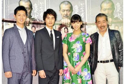 73歳の藤竜也、西内まりやにメロメロ！「うれしー！」と昇龍拳ポーズ 画像