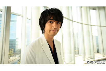 斎藤工、白衣姿で急接近!?　「あんまり無理すんなよ」 画像