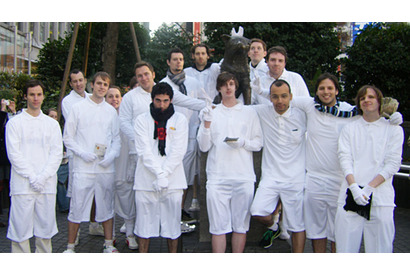 不気味過ぎる白装束の外国人軍団が山手線をジャック！　渋谷でギャルにモテモテ？ 画像