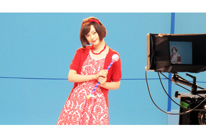 カリスマモデル・玉城ティナのCM撮影に潜入！　“ストイックな素顔”に注目 画像