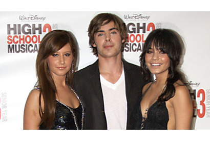 ザック・エフロンが小児病院を訪問、子供たちにひと足早いクリスマスプレゼント 画像