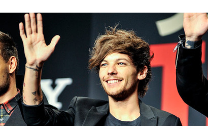 「1D」のルイ・トムリンソン、ブロンド女性と夜遊び!? 画像