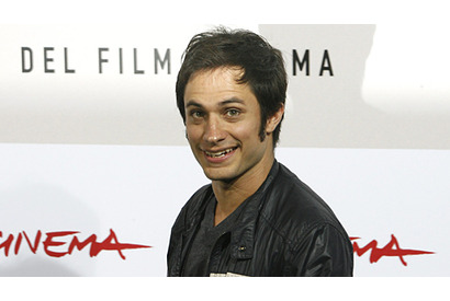 ガエル・ガルシア・ベルナルが男の子のパパに 画像