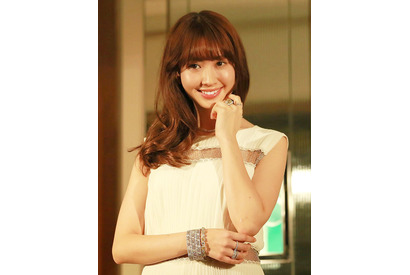 小嶋陽菜 総額2億円の衣装に身を包み「貰っちゃいたい！」 画像