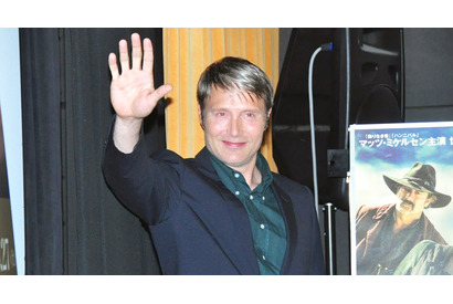 デンマークの至宝マッツ・ミケルセン初来日！　劇場前にファン300人！ 画像