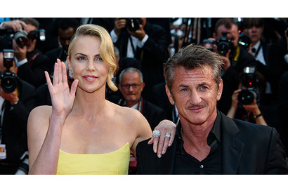 【カンヌ国際映画祭】シャーリーズ・セロン、「Dior」のドレスでショーン・ペンと共に登場 画像