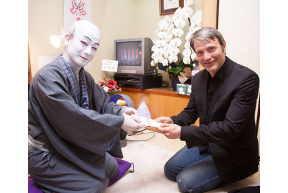 片岡愛之助、歌舞伎を観賞したマッツ・ミケルセンと“正座”で文化交流にご満悦！ 画像