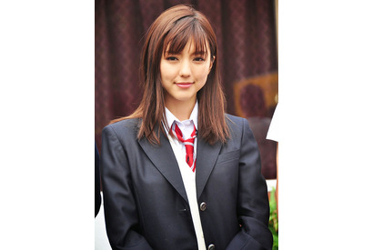 真野恵里菜、『みんな！エスパーだよ！』ミニスカ制服で「パンチラ頑張るに～！」 画像