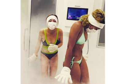 リンジー・ローハン、冷凍室ではしゃぐ姿を公開 画像