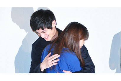 高良健吾、“公約”通りに出産したばかりの呉美保監督をガッチリと抱擁！ 画像