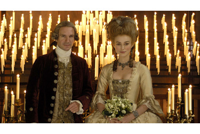 華麗な衣裳の裏に見え隠れする、愛と悲劇が乙女の心を満たす『ある公爵夫人の生涯』 画像