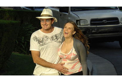 チャーリー・シーン夫妻に双子の男の子が誕生 画像