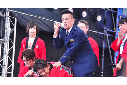 柳沢慎吾、仮面ライダードライブを相手に逮捕コント披露！ 画像