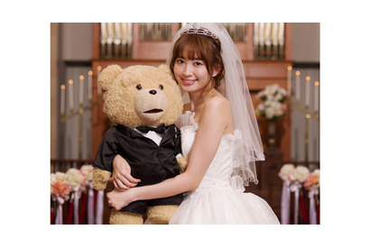 こじはるがテッドと結婚!? 「テッドもふもふファンクラブ」代表に就任 画像