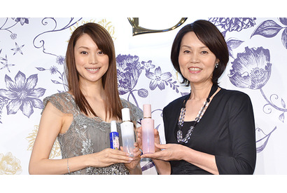 蛯原友里、ふっくらお腹で妊娠発表後初の公の場！ 母とイベント初共演 画像