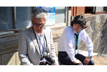 【予告編】イッセー尾形、素足で川渡り＆電柱によじ登る!? 『先生と迷い猫』 画像