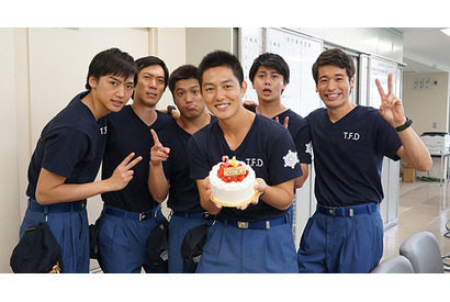 工藤阿須加、佐藤隆太＆山田親太朗からの誕生日サプライズに大感激！ 画像