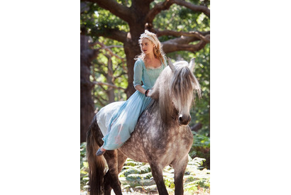 【特別映像】リリー・ジェームズ、『シンデレラ』で乗馬初挑戦！メイキング到着 画像