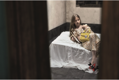 まるで映画のワンシーン！　3人の女優が演じる新ビジュアル「ミュウミュウ」 画像