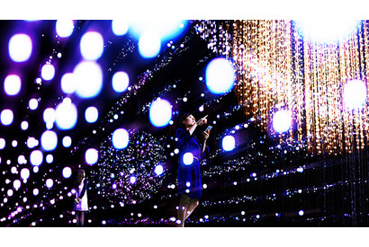 スマホをスワイプして宇宙に溶け込む！チームラボの新作披露展スタート 画像