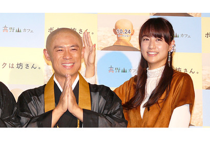 伊藤淳史、僧侶姿を生披露　山本美月が“坊主頭”をナデナデ 画像