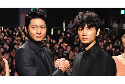 向井理、本番中も綾野剛のお尻にタッチ!? 新垣結衣も「とにかく触り合ってた」と証言 画像