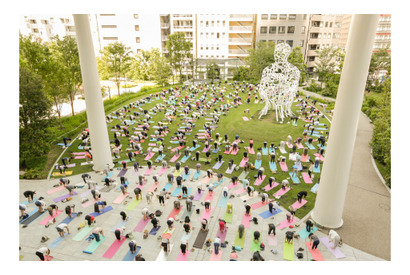 都心の屋外イベントでリラックス！「虎ノ門ヒルズ」の秋空ヨガスタジオ 画像