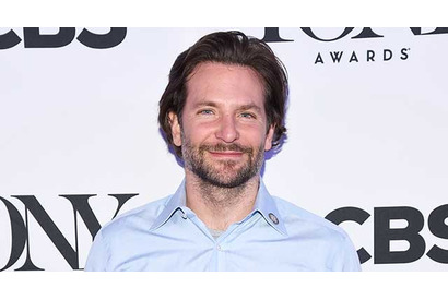 ブラッドリー・クーパー、恋人イリーナ・シェイクと母と3人で休暇を過ごす 画像