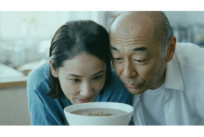 吉田羊＆高橋克実、社内恋愛を経て夫婦に!?　「サッポロ一番」新CM 画像