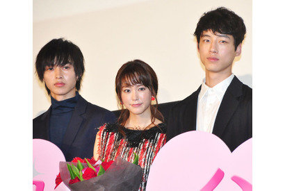 桐谷美玲、号泣！　山崎賢人＆坂口健太郎の花束に「やるねぇ！」 画像