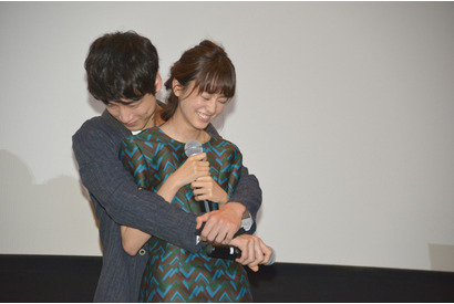 坂口健太郎の“後ろハグ”に観客悲鳴！『ヒロイン失格』広島で舞台挨拶 画像