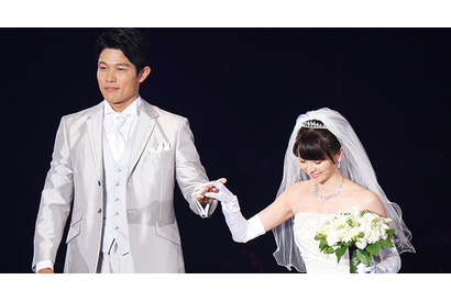 【第21回東京ガールズコレクションA/W】鈴木亮平＆香里奈、新郎新婦の装いで登場！ 画像
