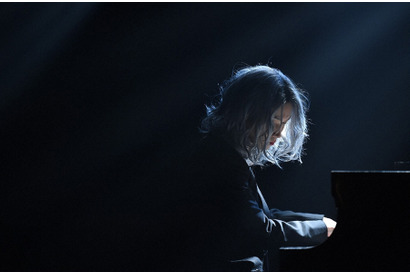 綾野剛、謎多き“天才ピアニスト”ビジュアル解禁！ドラマ「コウノドリ」 画像