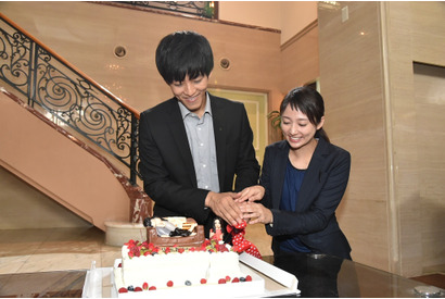 松坂桃李＆木村文乃、バースデーサプライズで熱烈ラブシーン再現!?「サイレーン」 画像
