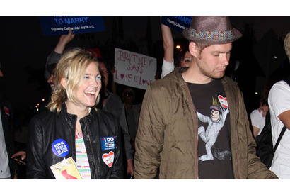 ドリュー・バリモア、親友と一緒に同性結婚の自由を訴える集会に参加 画像