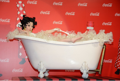 きゃりーぱみゅぱみゅ、“ベティちゃん”なりきり入浴シーン披露！ 画像