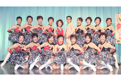平均年齢60歳のチアリーダーが日本を引っ張る！　『人生に乾杯』“応援”イベント 画像