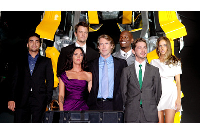 ミーガン・フォックスの美脚に釘付け！　巨大ロボ出現にシャイア・ラブーフも大興奮 画像