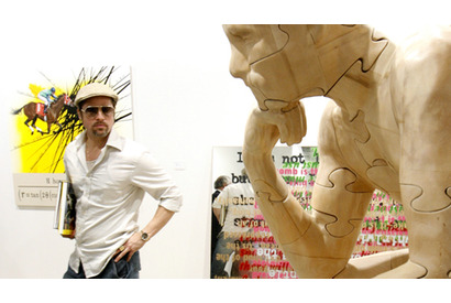 アンジーの誕生日プレゼントをお買い上げ？　ブラピがスイスの現代アート展に出没 画像