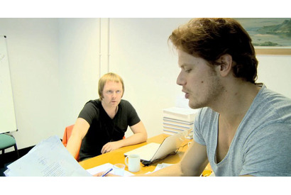 サム・ヒューアンが猛勉強中のオフショット公開！　「アウトランダー」特別映像 画像